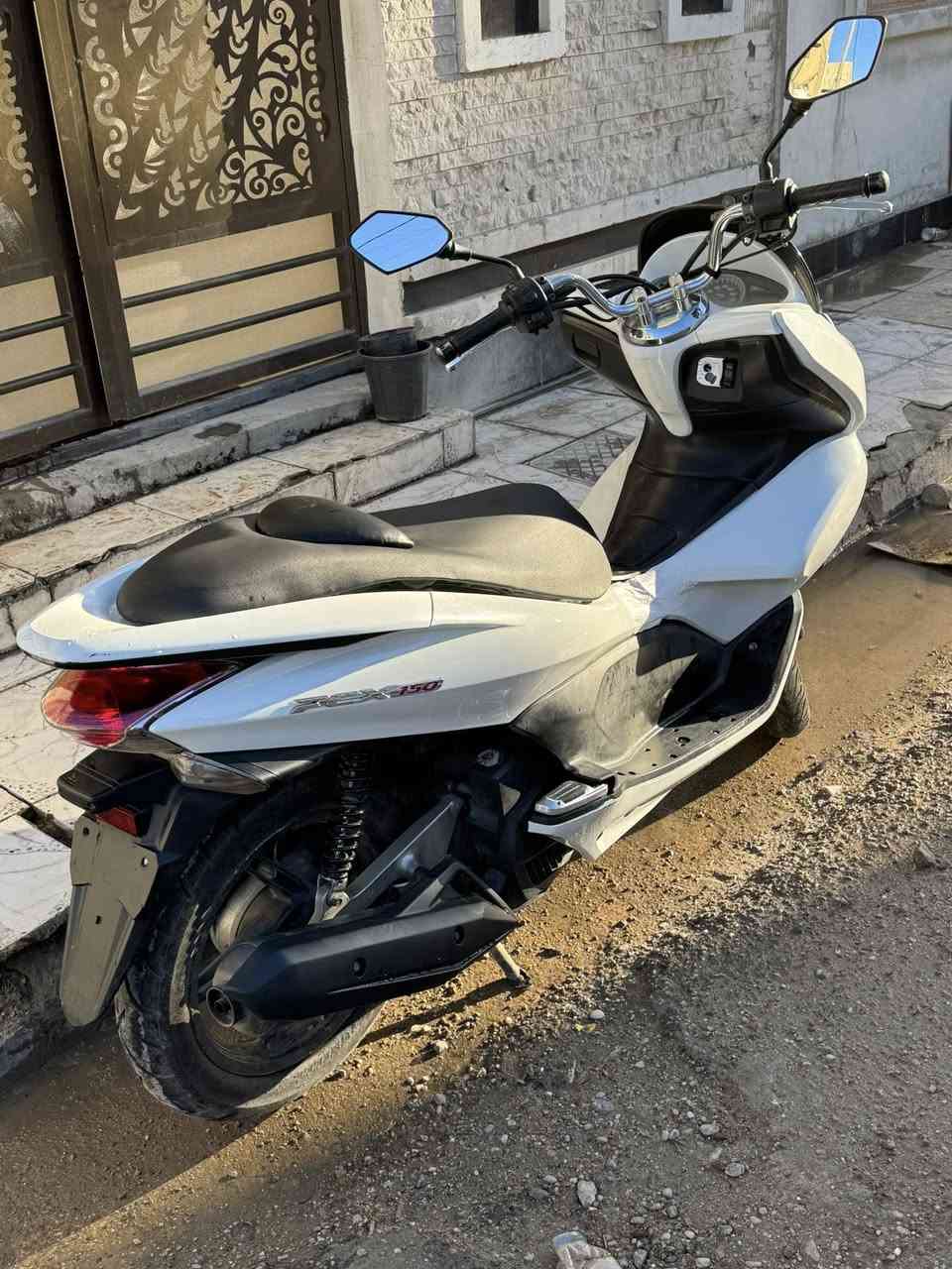 سلام عليكم pcx الجيل الاول محرك 150 ماشية 43 الف مكفولة من كلشي فقط بيهة كسر بالكفر يم فتحتة البانزين الباقي مكفول ب1.500.000 د.ع بيها مجال 
مكاني الحرية الدولعي 
***********
