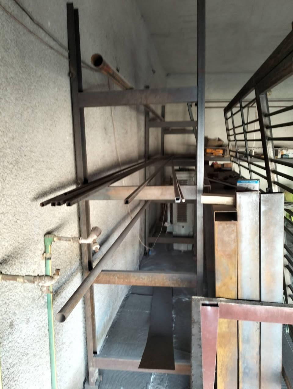 السلام عليكم غراض محل حدادة للبيع مع حديد ورمبه وفريمات كربلاء ***********
