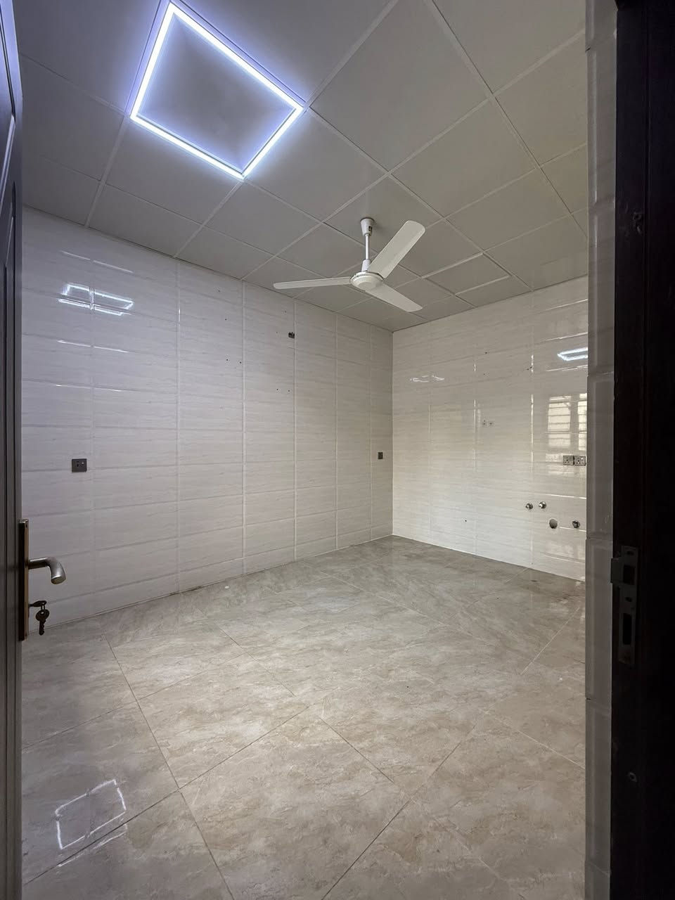 دار للايجار   ١٠٠ م  ركن طابق ثاني 📌غرفة نوم +هول +مطبخ +حوش + صحيات 📌نظيف كلش وبيها كامرات  
كركوك/قادسية ٢ قريب من حديقة السلام 📌ايجاره ٢٢٥ ***********
