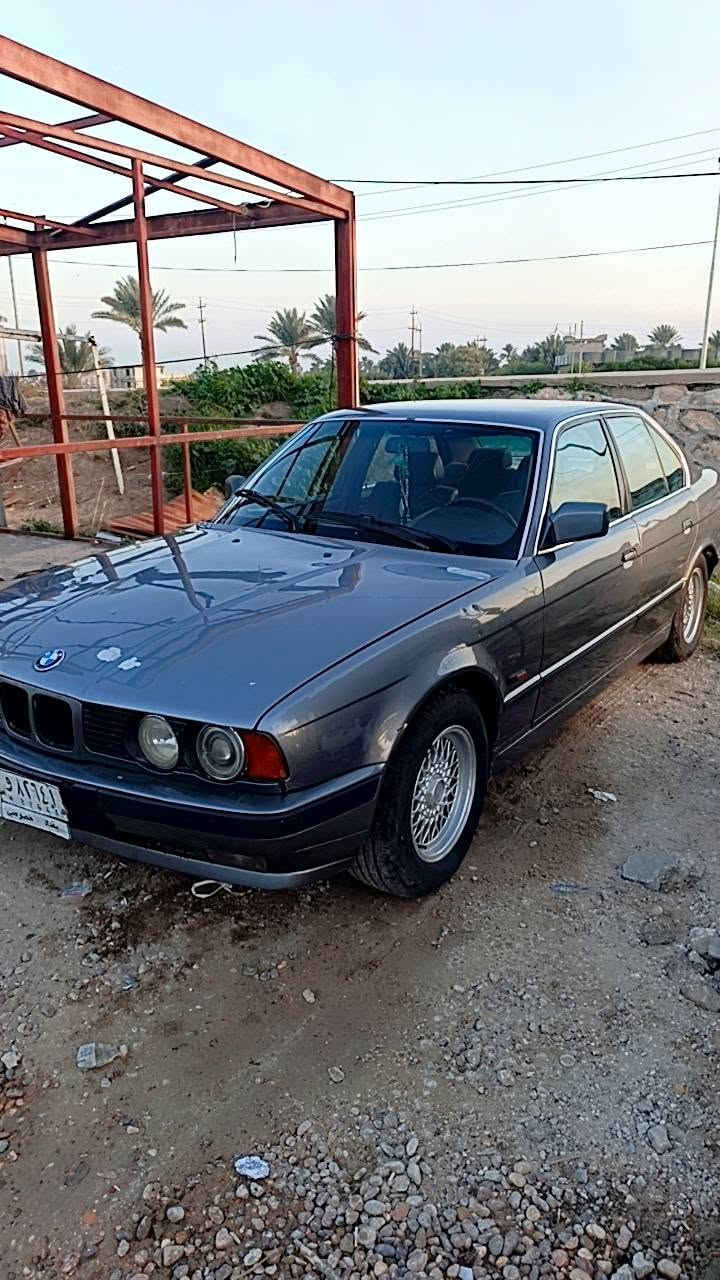 سلام عليكم من رخصه الادمن بي إم للبيع موديل 1991رقم بغداد بسمي مشروع وطني مكينه وكير جدد حداديه جديده تخم تاير جديد سعر 53ورقه وبيه مجال ***********مكان السياره بغداد
