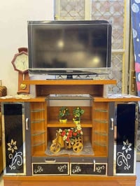 ميز تلفزيون للبيع نضافه فول سعره 200 وبيه مجال بسيط 07877739779