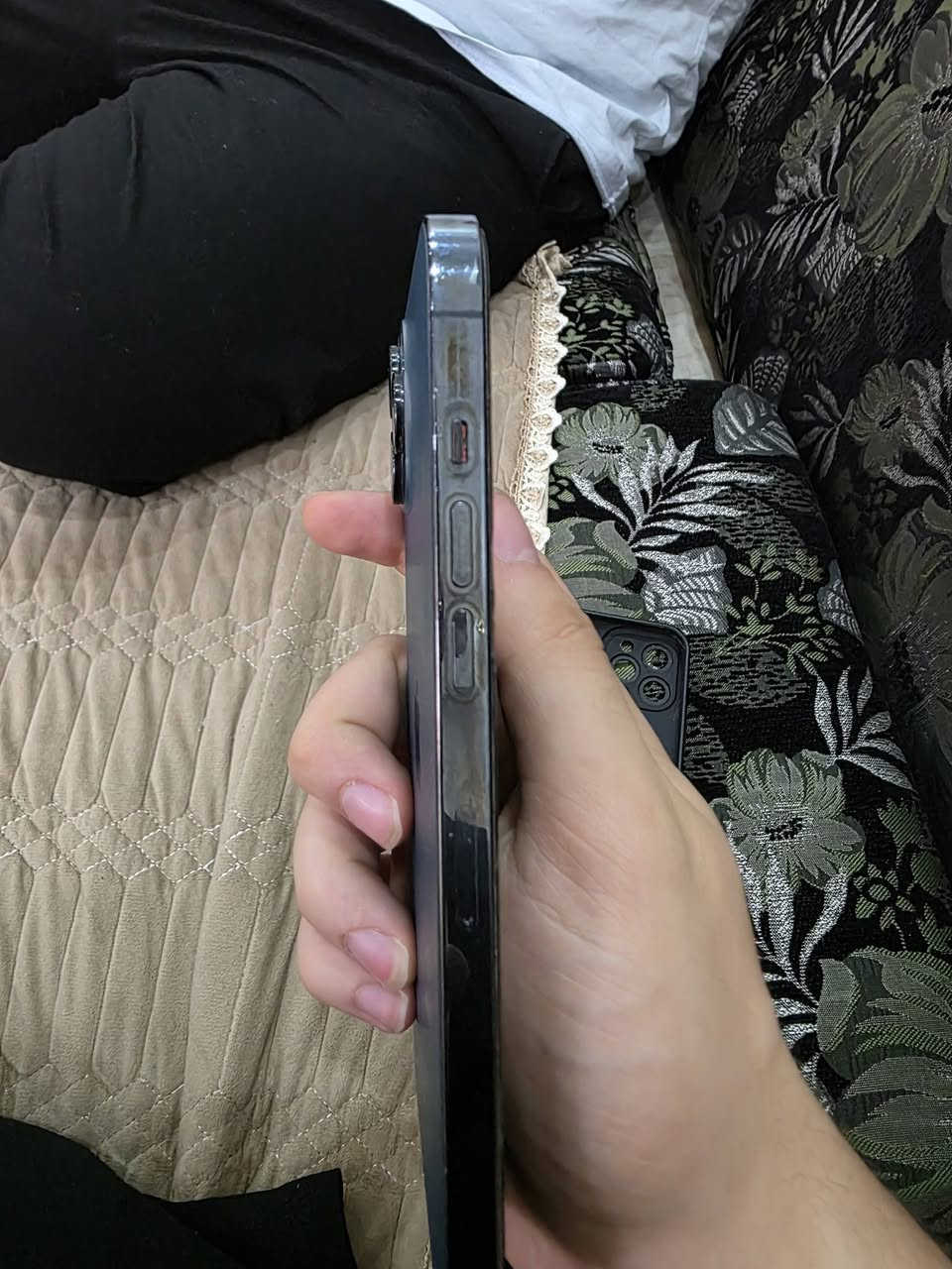 ايفون 12pro max ذاكرة 256 بطارية مبدلة والكامرة بيهة هزة بس تكدر تصور عادي قفلة 300 هذا رقمي ***********
مكان الزعفرانية
