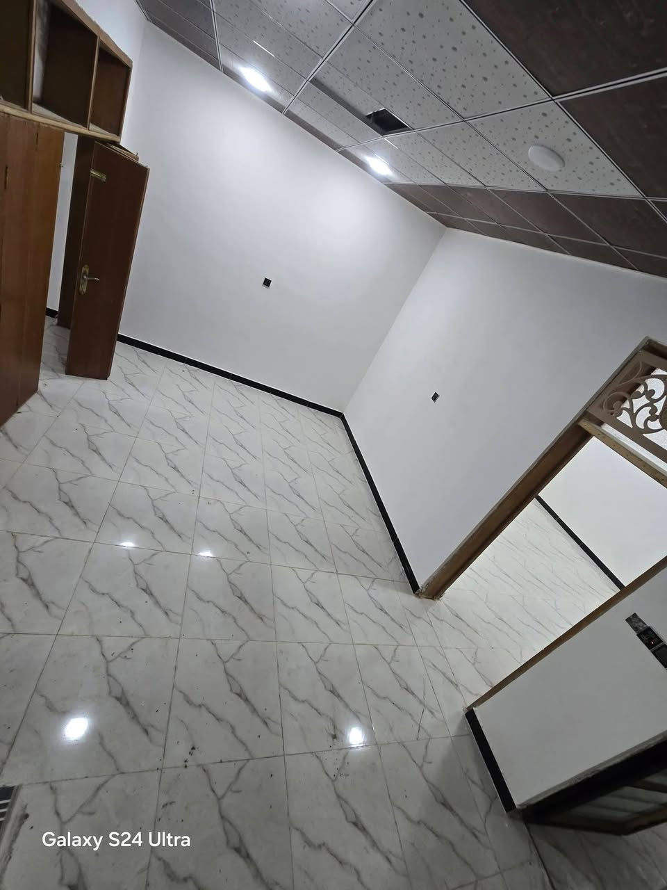 بيت لبيع بشارع المطار الجديد بشارع الشفلات المساحه ١١٠متر كونكريت مسلح البناء طابوك البيت جديد يحتوي على غرفه وصاله ومطبخ وستقبال ومكشوفه وصحيات وطارمه السعر ٣٨ وبي مجال قليل البيت مرتب للستفسار ***********مكتب بركات ام البنين قرب اسواق فدك مقابيل شارع السبيس
