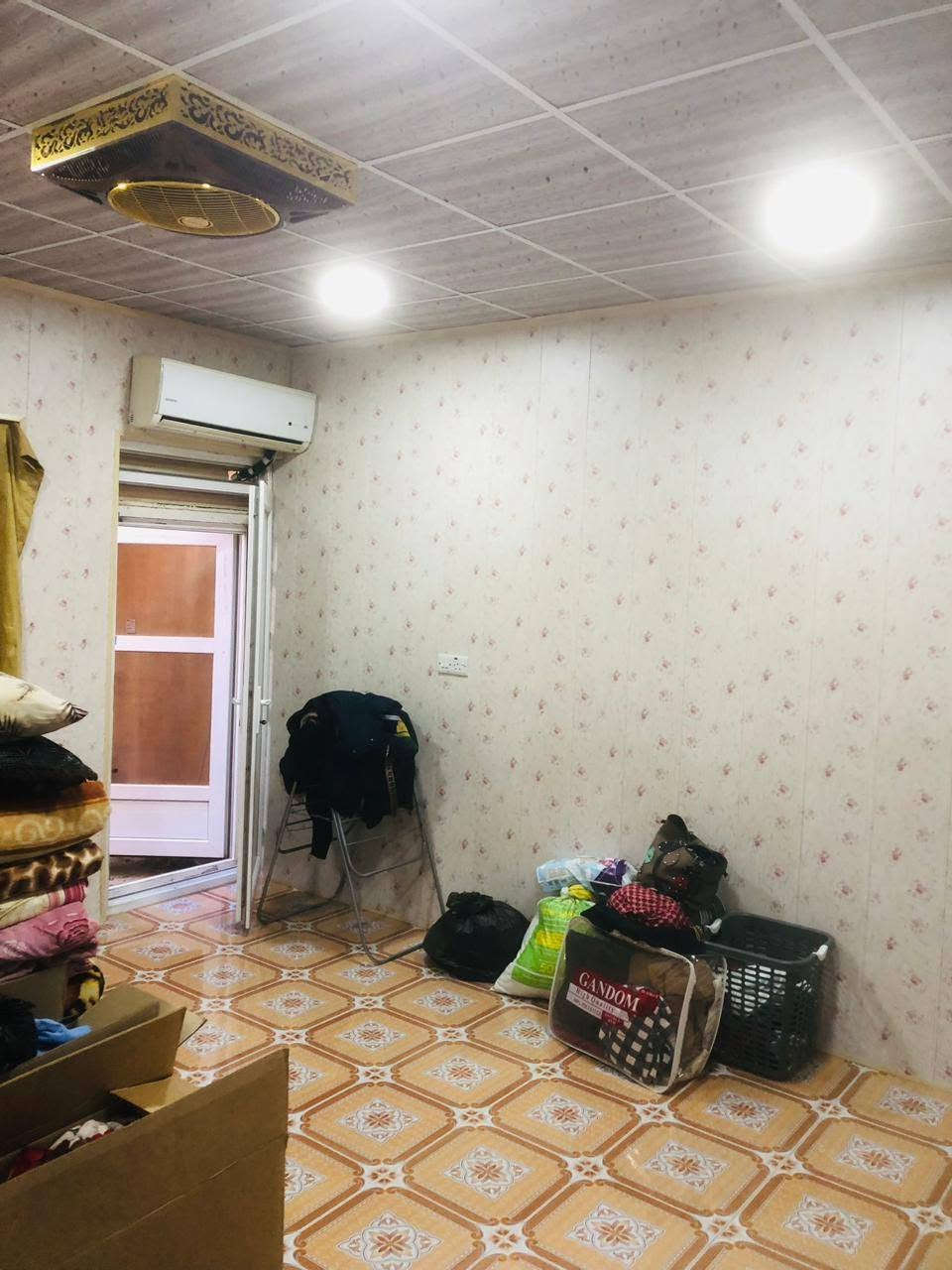 سلام عليكم عندي البيت للبيع سعر مناسب نضيف 
🔹مساحة١٥٠ متر
🔹ثلاثه غرفات
🔹هول 
🔹مطبخ 
🔹متخل
🔹كاشي 
🔻 من خلف البيت بيها عرض
🔻 كوانتر، ثاني سبلت، فولتاج هديه ابو البيت
🔻عنوان خانةقين  حي عسكري (اوباره)
رقم الجوال ***********
@highlight
