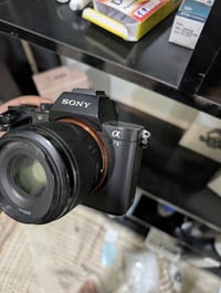 كامره سوني A7ii ويها عدسه 1.8   للبيع 700 الف  07710240859