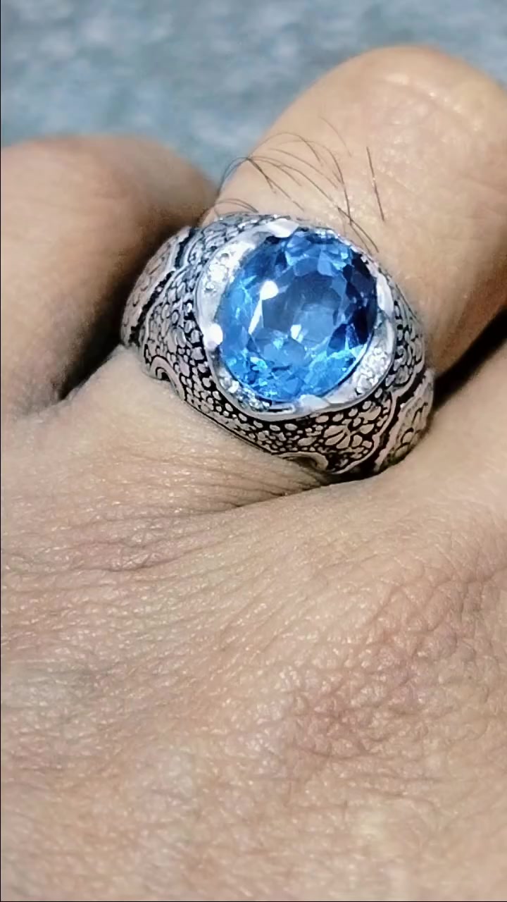 جوهرة من التوباز الازرق الطبيعي مصاغ علي خاتم فضه عيار 950 صياغه مميزة بنقش وزخارف من الاجناب 👑
:للتواصل:
🔹الأتصال علي:01118688051 /01021924282 📞
من خارج مصر اضافه كود 2+ قبل الرقم
🔹او ارسال رساله عبر رسائل الصفحه
🔹أو ارسال رساله عبر واتساب بصوره أو كود المنتج اللي حابب تستفسر عنه 👈 : https://bit.ly/3bR8pRr 
#احجار_كريمة #ياقوت #عقيق #فضه #ذهب #سعودية #مصر #السودان #الامارات #العراق #اليمن #الخليج #مشاهير
#ring #silver #gemstones #jewelry #agate


**إذا كنت صاحب هذا الإعلان وتريد حذفه لأي سبب، رجاءا أرسل رسالة إلى الدعم الفني**