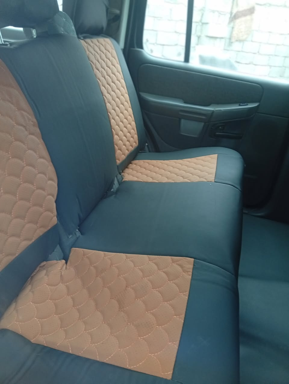 سلام عليكم ورحمه الله وبركاته 
سيار فورد اكسبلورر موديل 2004
مزاد وزار الداخليه وتحتوي السيار على سبع راكب
محرك وكير حويه جداد في فئتي 3000
كتابها مشطوب ومكمل شطب لاستفسار أكثر 
اتصل على هذا الرقم ***********
