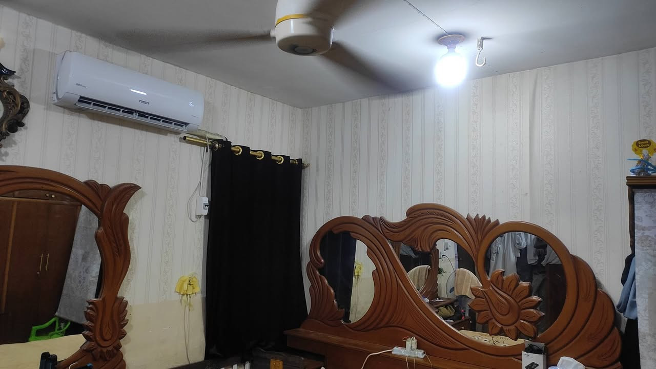 السلام عليكم 
بيت للبيع 100متر بناء  1998
طابق واحد غرفه 5×4
صاله 8×4
استقبال 5×3/30
درج خارجي  
تخاريخ داخلي وخارجي 
طارمه 5×3
بناء طابوق 
شيلمان عڰاده 
بسمي مباشر 
مصفر ماء كهرباء 
نجف حي النصر نهاية شارع البانزين خانه 
من جهة حي الميلاد 
قرب اسواق بركات السجاد 
ثاني بيت عن الركن 
شارعه 10
بيت نضيف 
للاستفسار 
الاتصال 
***********
***********
السعر 105وبي مجال قليل
