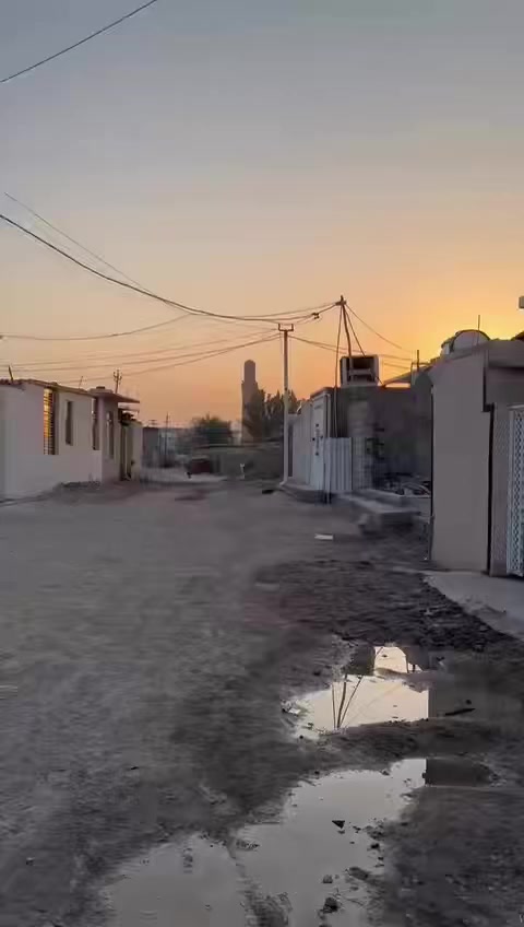 السلام عليكم بيت ١٠٠متر للبيع سند اصفر  صب مسلح خدمات كامله بس تبليط بعده حي البساتين  المدخل الثاني السعر٣٠ للاستفسار ***********
