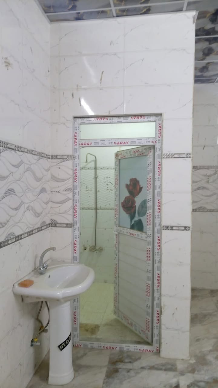 سلام عليكم بيت الاجار مساحه 70متره بحي سلام قريب سكه ابو عماد سعره ب300بيه الغراف و مطبخ وصاله وخدمه***********
