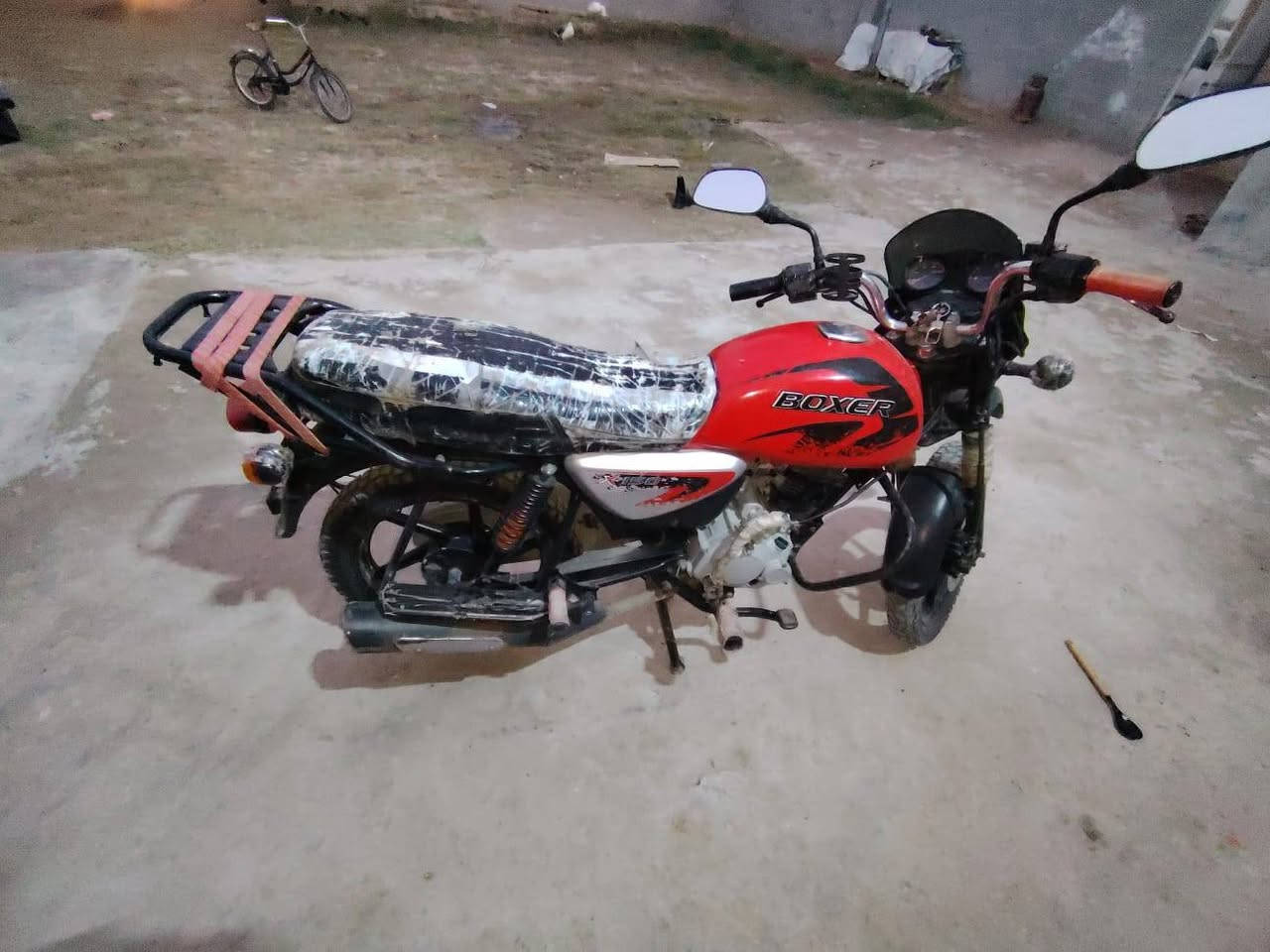 السلام عليكم ورحمه الله وبركاته
دراجه بوكسر موديل 2022 مكفوله من كلشي ولا برغي مفتوح بيهه الدراجه سعرهه مليون و400 وبيهه مجال 
مكاني ميسان 
للاستفسار ***********
