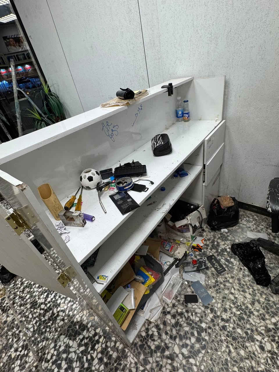 سلام عليكم 
فاترينات مال عرض تصفيه محل للبيع
+ ميز صيانه للبيع مكاني بغداد الزعفرانيه
الفاترينات  ثنينهن بـ٢٠٠
ميز الصيانه بـ١٤٠ الف فقط 
نضيفات وكلشي مابيهن 
للتواصل : ***********
