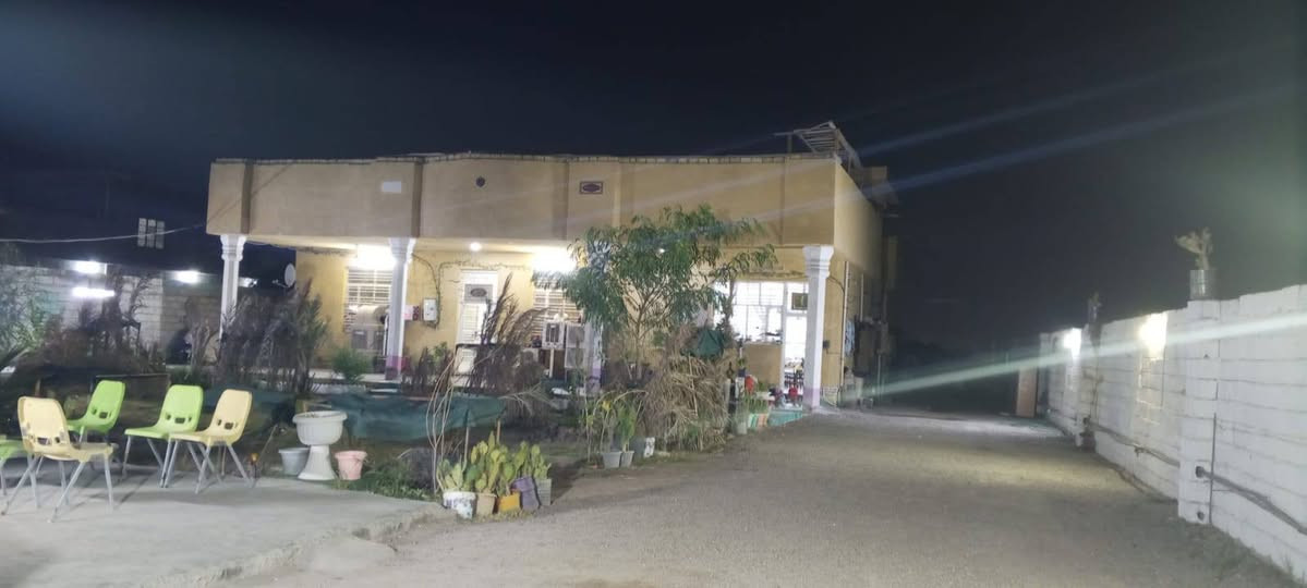 بيت البناء 400 متر من غير الاستقبال الخارجي وملحقاته المساحه دونم مزروع كافه انواعالنخيل والاشجار المثمره العنوان السلاميات بعد سيطره ابو ريشه هذا رقم صاحب البيت 0770 391 4827
