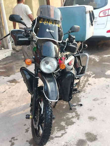 دراجه بوكسر جبلي موديل2023 درجه مفتوحه مره وحده وعليهه عقد مروري ريدهه2300قفل من الخير ودرجه خير من الله نظيفه كلش مكان الغدير رقم***********
