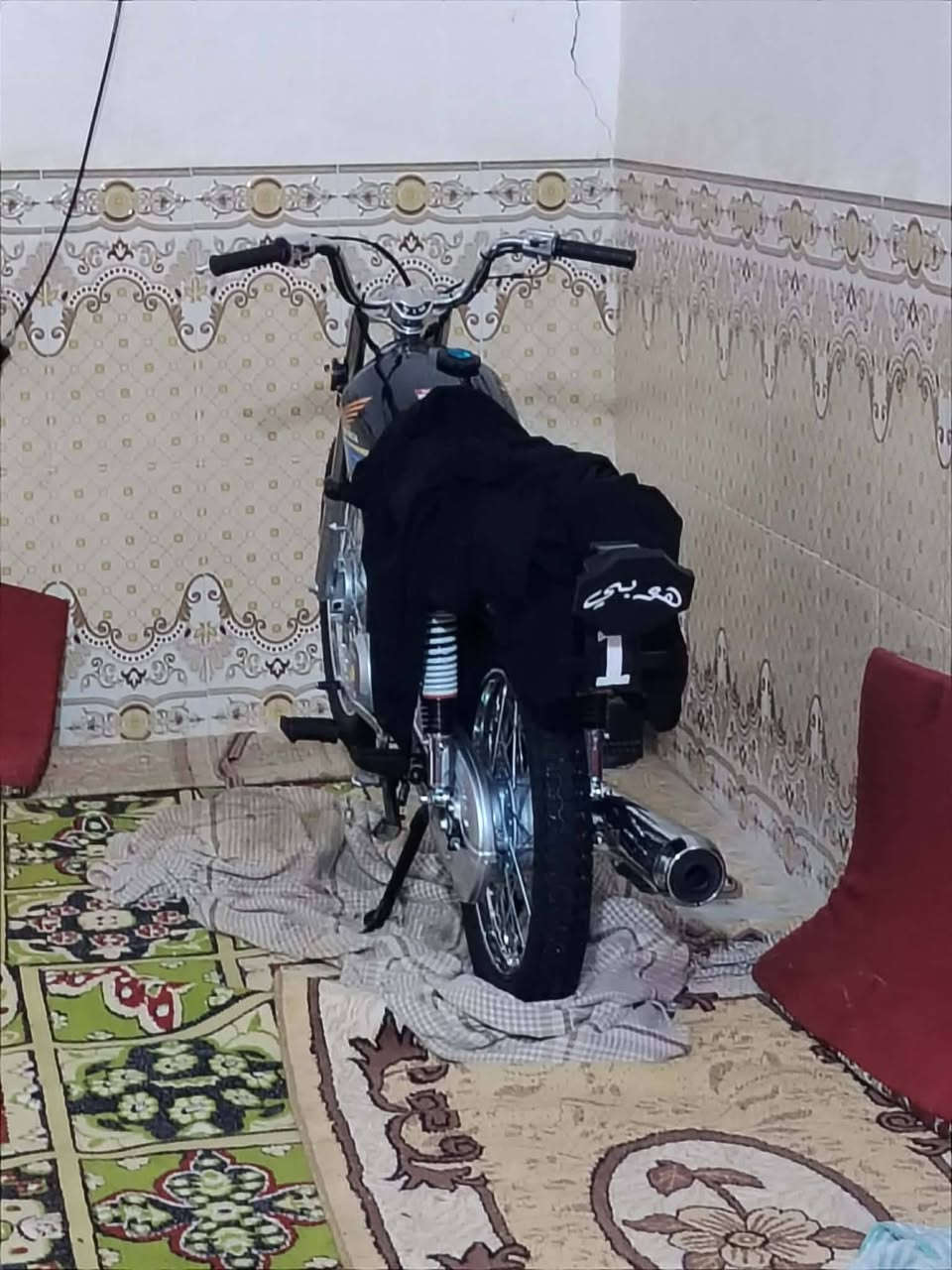 سلام عليكم دراجه 2025 الدراجه انضف من الصوره الدراجه اصل بيضه مسويه حربيه سوده وغراضه موجوده وياها الدراجه على وضع الشركه  مبداله دهن بس 3مرات الدراجه كلك مطلعه من المعرض الكرار بدون اوراق  اتكاتب وياك اتكفلك بل شعاير فقط رقمي *********** والشراي ب خدمته
