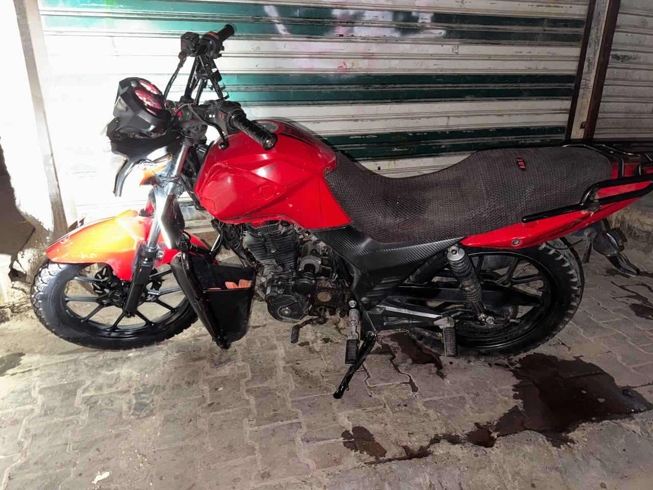 السلام عليكم دراجة rk 150cc
موديل 2023 مرقم الرقم بأسمي بس السنوية ضايعة تكدر طلعهة من شركة عجلة الخليج 
مجفتة مرة وحدة تجفيت وكاله مال شركة يعني جديدة 
مكاني شارع الكفاح 
السعر ع الرقم ***********
