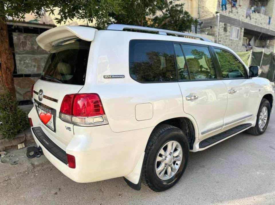 سلام عليكم 

لاندكروز ستينية اصلية 2011 

مكفولة كفالة عامة ملاحظات بسيطة بيها

لايت زنون 
بصمتين 
كشنات بقلاوة جلد كهرباء 
فتحة 
ستة اسلندر 
هواي بية مواصفات معروفة مواصفات لاندكروز الستيني 
سيارة كلش كلش حلوة ونظيفة سونارها موجود اي تبديل وصبغ مابيها 
السعر 37 
للتواصل***********
