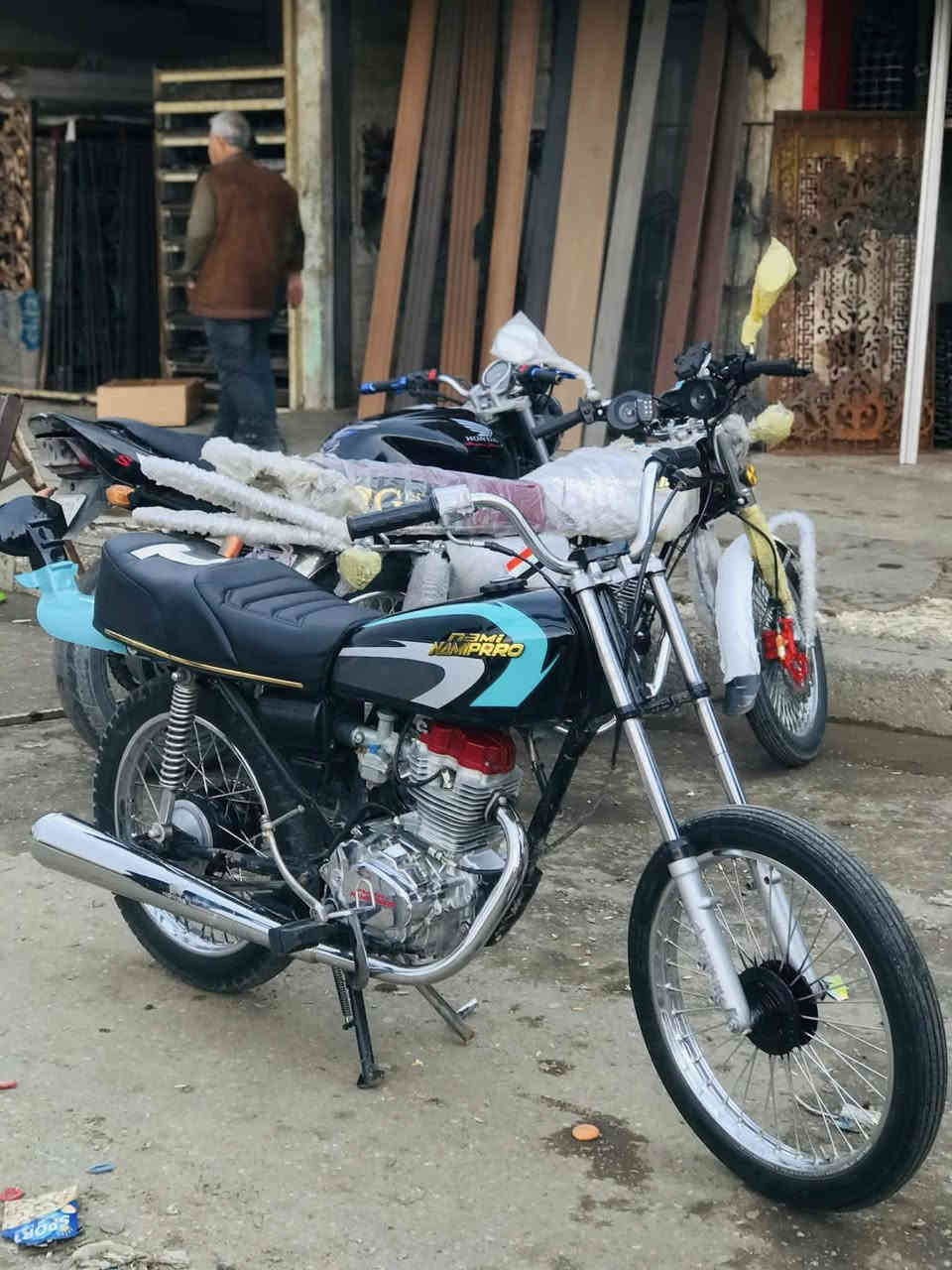 سلام عليكم دراجه تيربو موديل 26محرك اصبانه مامضروب شرط لاصوت لاصرف نشاط فوول دراجه ماناقصها كلشي السعر 650بيها مجال قليل مكاني ساحت الحتفالات رقم تلفون ***********
