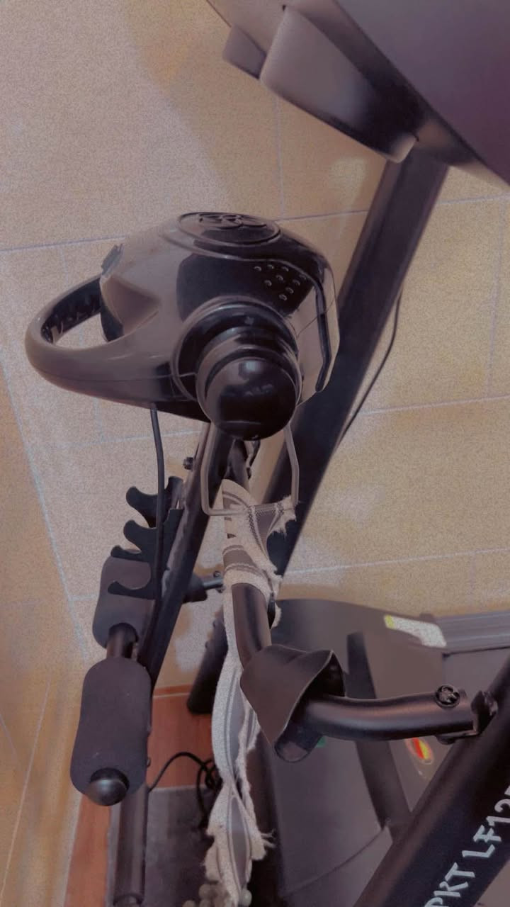 جهاز مشي كهربائي (تريدميل) ومواصفاته التقريبية كالتالي 

العلامة:
 • LORD FITNESS – Taiwan Quality

الموديل المكتوب على الهيكل:
 • MARSHAL SPKT LF1250MT – 4 (ISPO 7)

المواصفات الظاهرة:
 • 🔌 كهربائي
 • 🏃‍♂️ سرعات متعددة (أزرار سريعة للسرعة)
 • 📟 شاشة رقمية تعرض:
 • السرعة
 • الوقت
 • المسافة
 • السعرات الحرارية
 • النبض
 • ❤️ حساس نبض في المقابض
 • 🎚️ برامج تدريب جاهزة (حوالي 7 برامج)
 • 🔊 مدخل USB + سماعات (واضح من اللوحة)
 • 🛑 مفتاح أمان (Safety Key)
 • 🧃 حامل أكواب
 • 📐 انحدار يدوي أو كهربائي (غالبًا موجود حسب الفئة)
 • السرعة القصوى: تقريبًا 12–14 كم/س
 • يتحمل وزن: حوالي –120 كغم
 • مناسب للبيت والاستخدام اليومي (مشي + جري خفيف) أربيل, العراق


**إذا كنت صاحب هذا الإعلان وتريد حذفه لأي سبب، رجاءا أرسل رسالة إلى الدعم الفني**