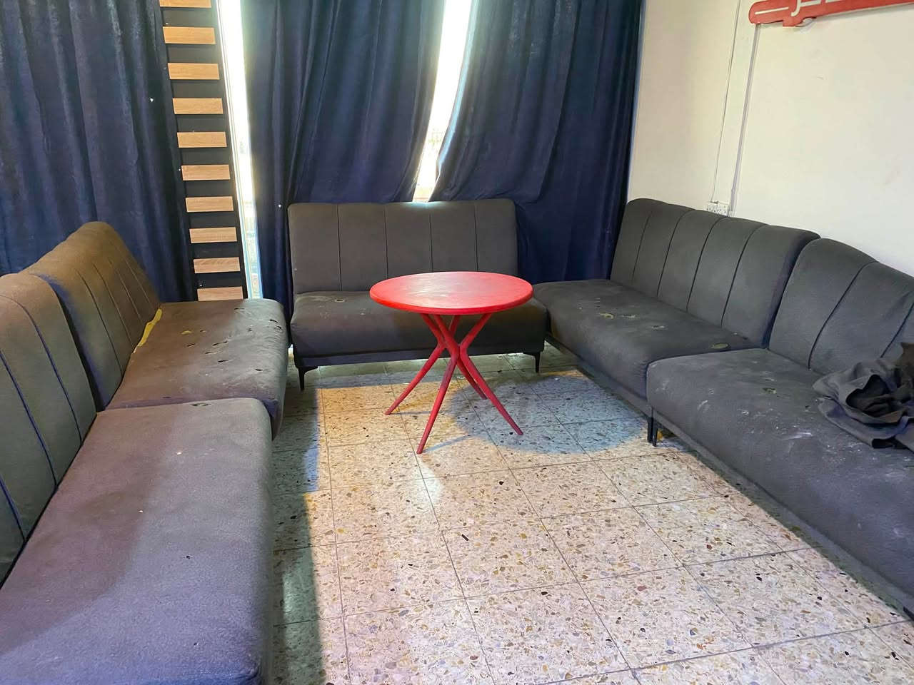 قنفات تخم عدد 14 للبيع نضيفات يحتاجله تعديلات بسيطه بسہ سفنج مالته نضيف ماصارله هواي من مدوشمي مكاني بسمايه
***********
