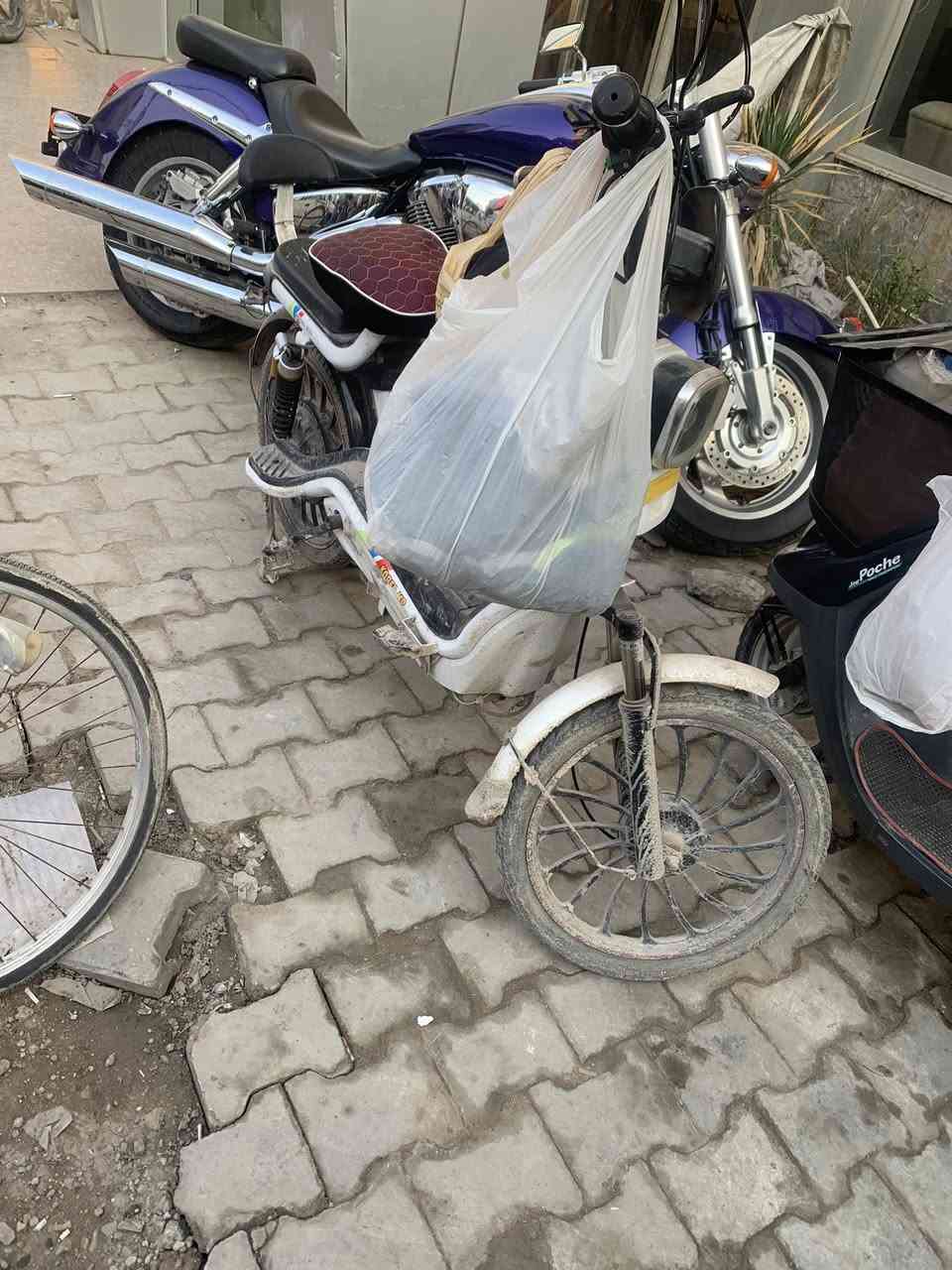 بيسكل شحن البيع مبدل بطاريات واموره زينه نقصه بس بريك ورا يردله تبديل بانز سعره ٢٢٥ مكاني الوائلي رقم ***********
