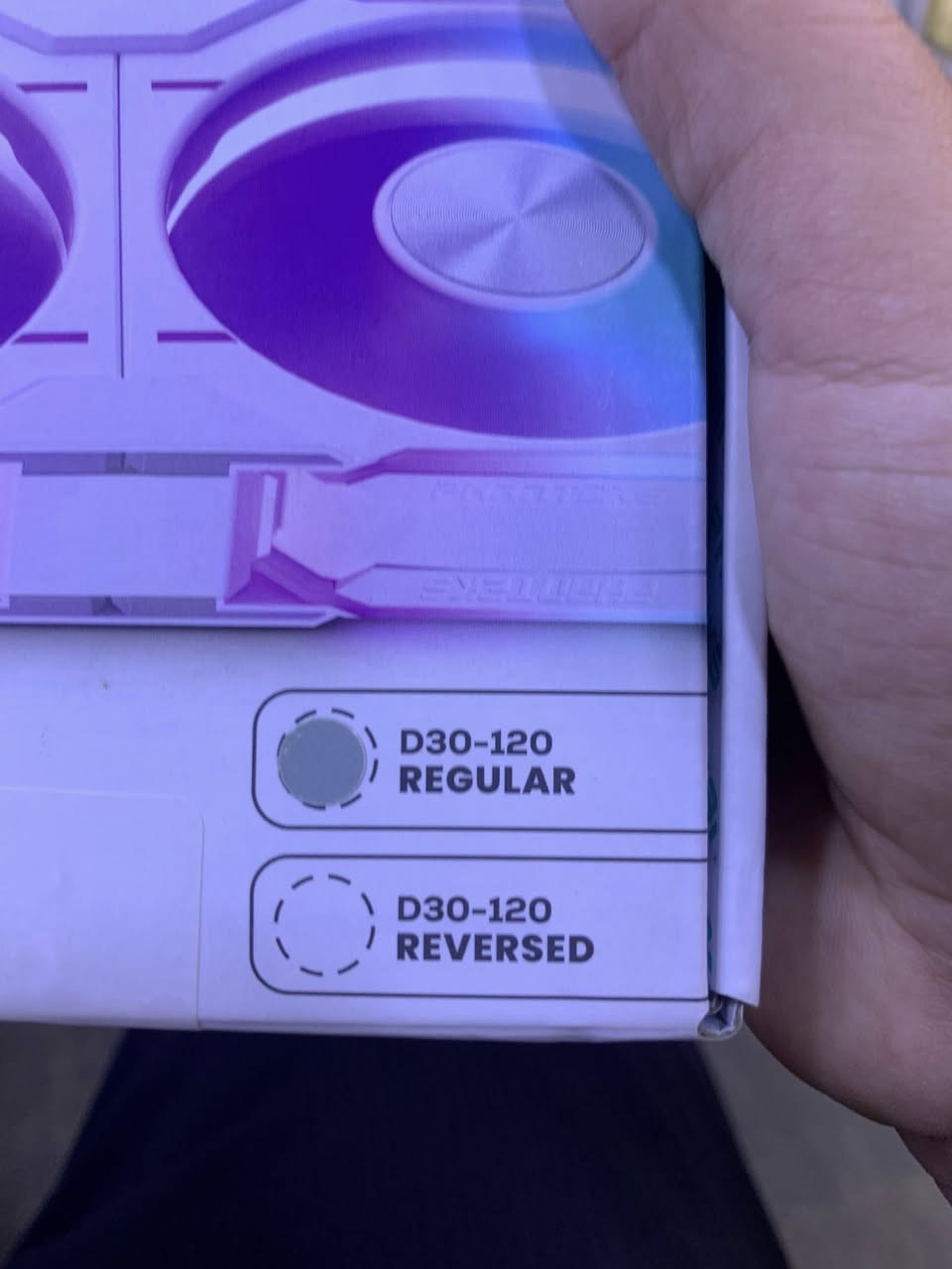 Phanteks D30-120 المواصفات الفنية:
• الحجم والسمك: 120 ملم بسمك 30 ملم (أداء أقوى من المراوح العادية).

• سرعة الدوران: من 250 إلى 2000 RPM (تحكم PWM).

• قوة الدفع: ضغط هواء عالي يصل إلى 3.01 mmH2O (مثالي للراديتر).

• تدفق الهواء: يصل إلى 64.3 CFM.

أبرز المميزات:

• إخفاء البراغي: تأتي مع أغطية بلاستيكية تخفي البراغي تماماً لمظهر انسيابي.

• ربط تسلسلي (Daisy-Chain): ربط عدة مراوح ببعضها بقطع توصيل (Clips) بدون هوسة كابلات.

• إضاءة D-RGB: إضاءة متطورة من الجوانب وعلى الريش متوافقة مع جميع اللوحات الأم.

سعره بلموقع 60 الف 

ابيعه ب25


**إذا كنت صاحب هذا الإعلان وتريد حذفه لأي سبب، رجاءا أرسل رسالة إلى الدعم الفني**