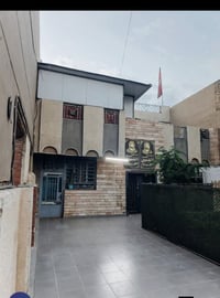 دار للبيع مساحه 300 متر يحتوي البيت على كراج وحمام خارجي وحديقه واستقب...