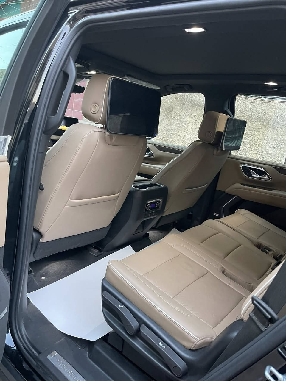 السلام عليكم
تاهو 2023 برايمر خليجي مكفوله 
 من ضربه وصبغ وكاله المنصور 
ام ضمان داخل بل ضمان 
رقم بغداد مميز بسمي 
محرك 8 سلندر 
السياره فول مواصفات 
🛑 جكات 
🛑 داتا شو 
🛑 كيجات الكتروني 
🛑 ٥ كاميرات 
🛑 حساسات ٣٦٠ درجه 
🛑 كشنات كهرباء حار بارد 
🛑 رادار امامي خلفي جانبي 
🛑 داخل جلد 
🛑 شاشات خلفيه 
و وشاشه اماميه 
🛑 دوسات كهرباء 
🛑 صندوك كهرباء 
وباقي مواصفات البرايمر معروفة 
وغراضها كامله من كلشي 
العنوان:  بغداد 
هذا رقم ***********
