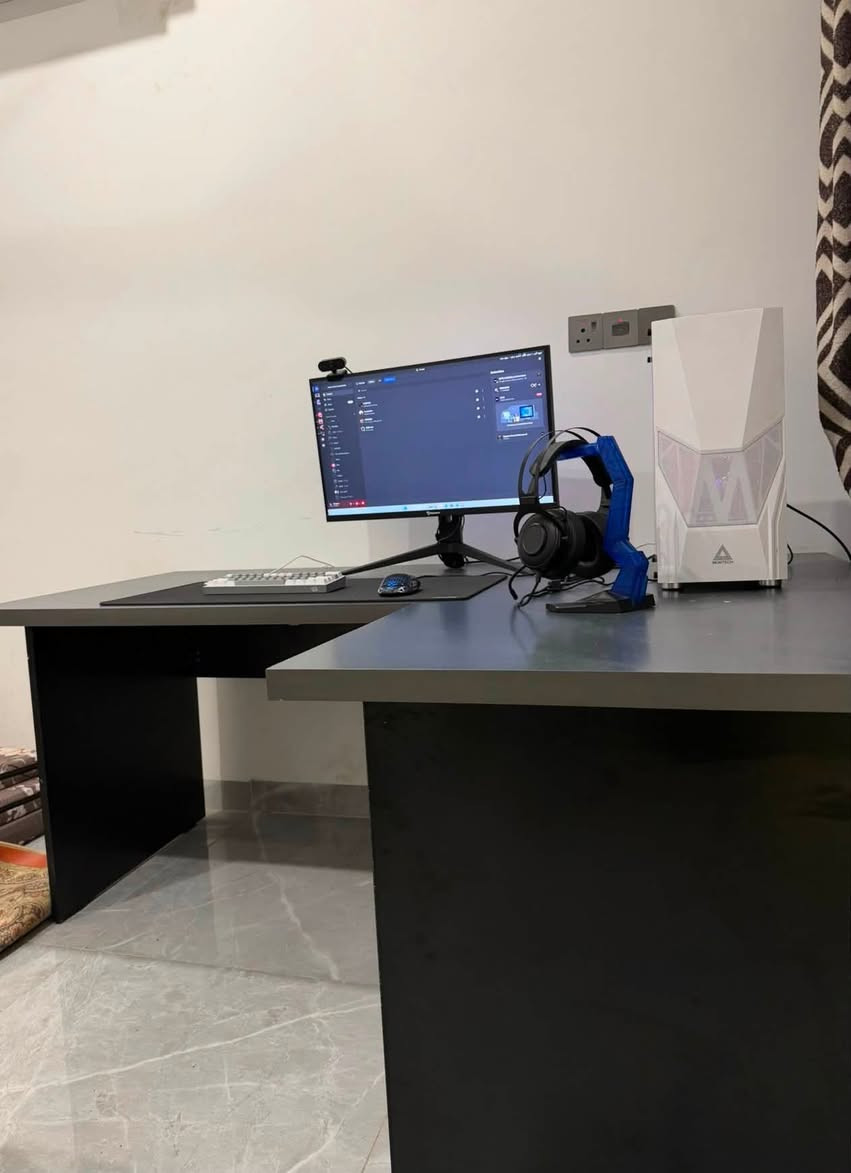🔥 للبيع PC Gaming & Streaming كامل مع جميع الملحقات 🔥
📌 المواصفات:
✅ المعالج: Intel Core i5-13400F
✅ كرت الشاشة: RTX 5060 Dual Fan
✅ المذربورد: ASUS PRIME H610M-K D4
✅ الرام: Corsair 32GB DDR4
✅ التخزين: Lexar SSD 1TB
✅ تبريد مائي ARGB 240mm
✅ مزود طاقة 550W
✅ الكيس: Montech Fighter 500 White

🖥️ الشاشة:
✅ Patriot IPS Full HD 180Hz

🎮 الملحقات:
✔️ سماعة OMEN Gaming Headset
✔️ كيبورد Redragon FAZE11
✔️ ماوس Youz M5
✔️ Mouse Pad
✔️ حامل سماعة
✔️ كامرتين Full HD
✔️ UPS Taiker 1500VA
✔️ طاولة

💰 السعر: 1,700,000 دينار عراقي

الجهاز نظيف جدًا، استخدام شخصي، وجاهز للتجربة. مناسب للألعاب، البث المباشر، التصميم، والمونتاج، ولا يحتاج أي قطعة أو ترقية.

📩 للاستفسار أو المعاينة راسلني واتساب 
***********
