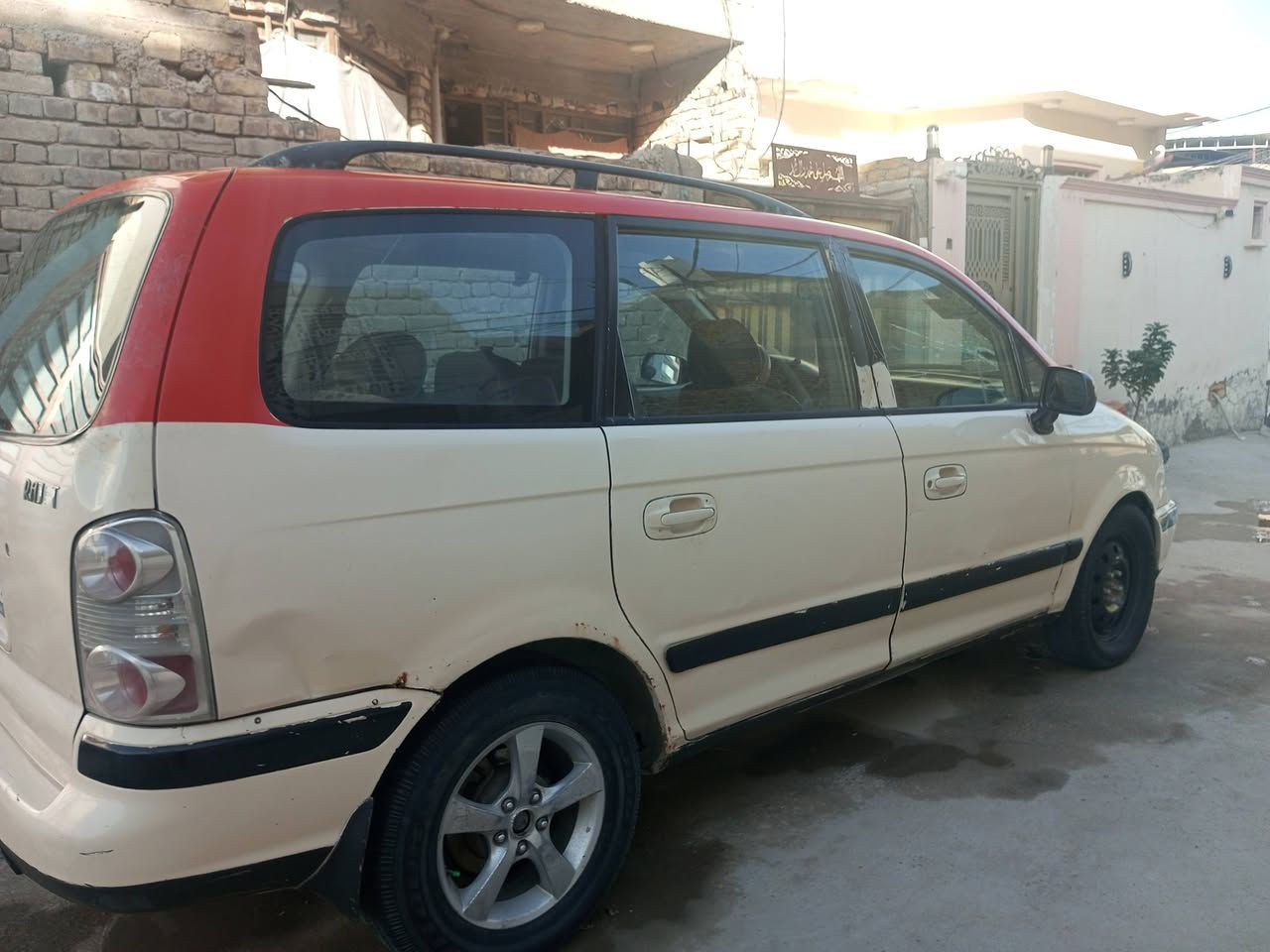 السلام عليكم هونداي تراجيت موديل 2006 بانزين خصوصي بأسمي رقم بصره للبيع  او مراوس تريد التحويل او كاله  تبريد عاطل نفس من الفريز وره  والكببريسر شغال كير جديد محرك كامري أبو حف 2200 بي خربطه بالضفيره فقط اصراف بانزين يوجد فتحة خارجية للفيت بم يعني ميحتاج تفتح تانكي من تريد اتبدل الفيت بم دواخل نظيفة موقع السيارة بغداد السعر 50 ورقة و بيها مجال رقمي*********** يوجد واتساب
