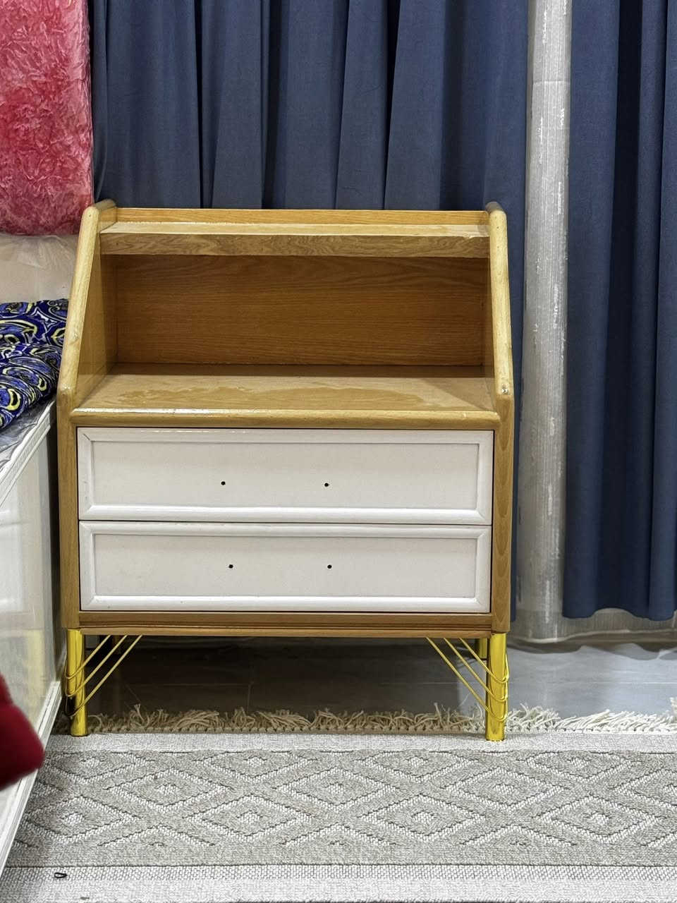 السلام عليكم اخوان 
اليوم تم تجهيز ميز نضد معَ كومدي عدد 2 حسب الطلب 
نوع الخشب سنديان من افضل انواع الاخشاب
شغل درجه اولى.
اتمنى ان ينال اعجابكم 
للتواصل 
واتساب :***********
او مراسلة الحساب
