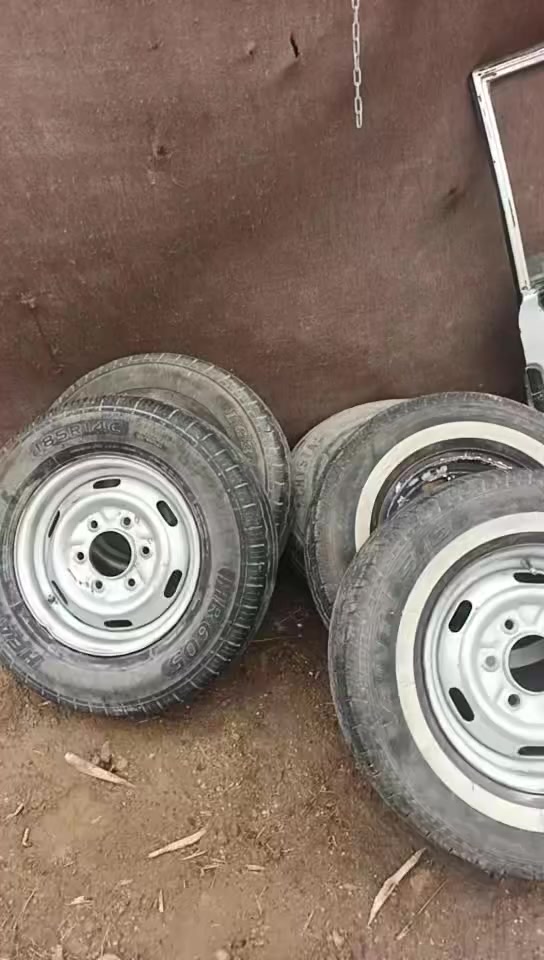 السلام عليكم غراض بسته للبيع اكسنت فلنجات كراسي بيبان حتى باب سلايد موجود حداديه كامله عندي باور مشط جاردن تايرات هنا ويالهن امهات الخطه  غرض بس للبيع اكسنت ***********
