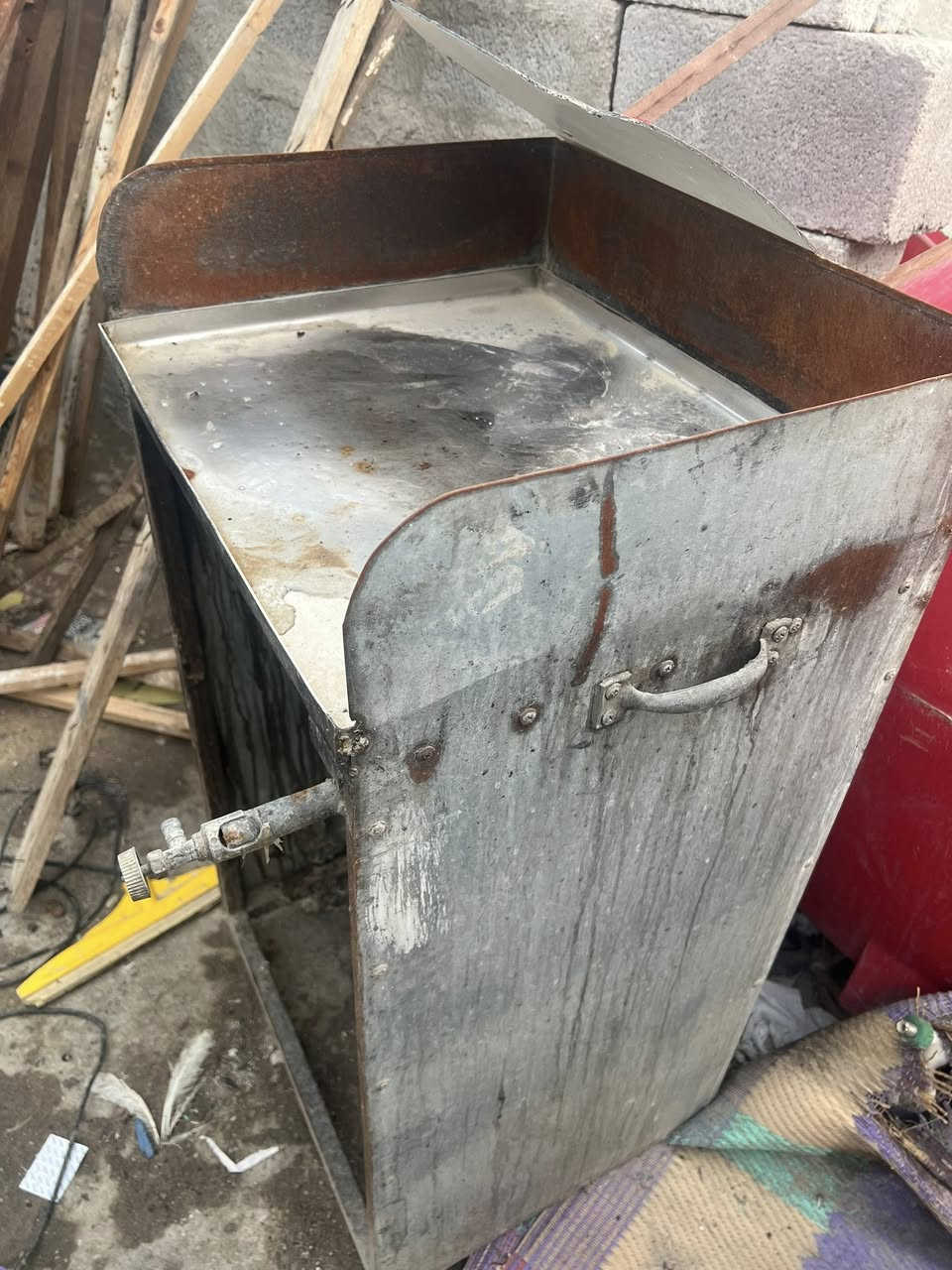 قمريه 2في2وحديد طول 6متر وجينكو للبيع مكاني ميسان حي المعلمين جديد *********** وقلايه همبركر
