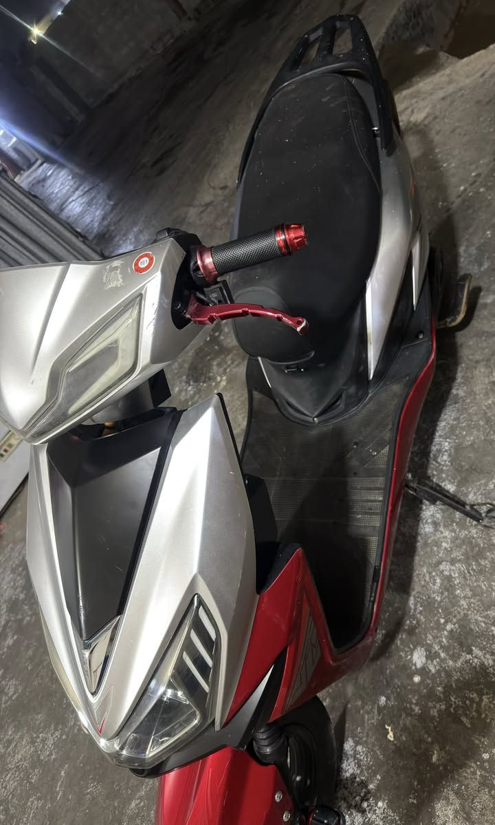 مرحبا شباب عندي دراجه شحن سكنس                                                    دراجه خير من الله اشحنها شحنه وحده 
اضل وياي اسبوع ادراجه ماشيه 5488 km
انضافه دراجه مثل ماموضح بل صوره سعر 
 ٦٥٠ الف او بيها مجال حم الجيه مكان الدراجه 
بغداد الدوره ***********
