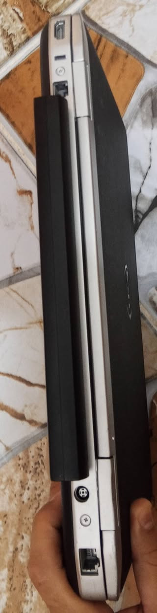 السلام عليكم ورحمة الله 
لابتوب Dell للبيع بمواصفات :
Corei 7
Hard 325 HHD
Ram 4 Gb 
كارت الشاشة نيفيديا منفصل خارجي 
منفذ USB عدد 3 
مشغل اقراص 
منفذ Hd 
 متوفر شاحن مع اللابتوب 
مناسب جدا للاعمال المكتبية وبرامج Microsoft office 
السعر مناسب جدا 160 الف 
الاتصال ***********
