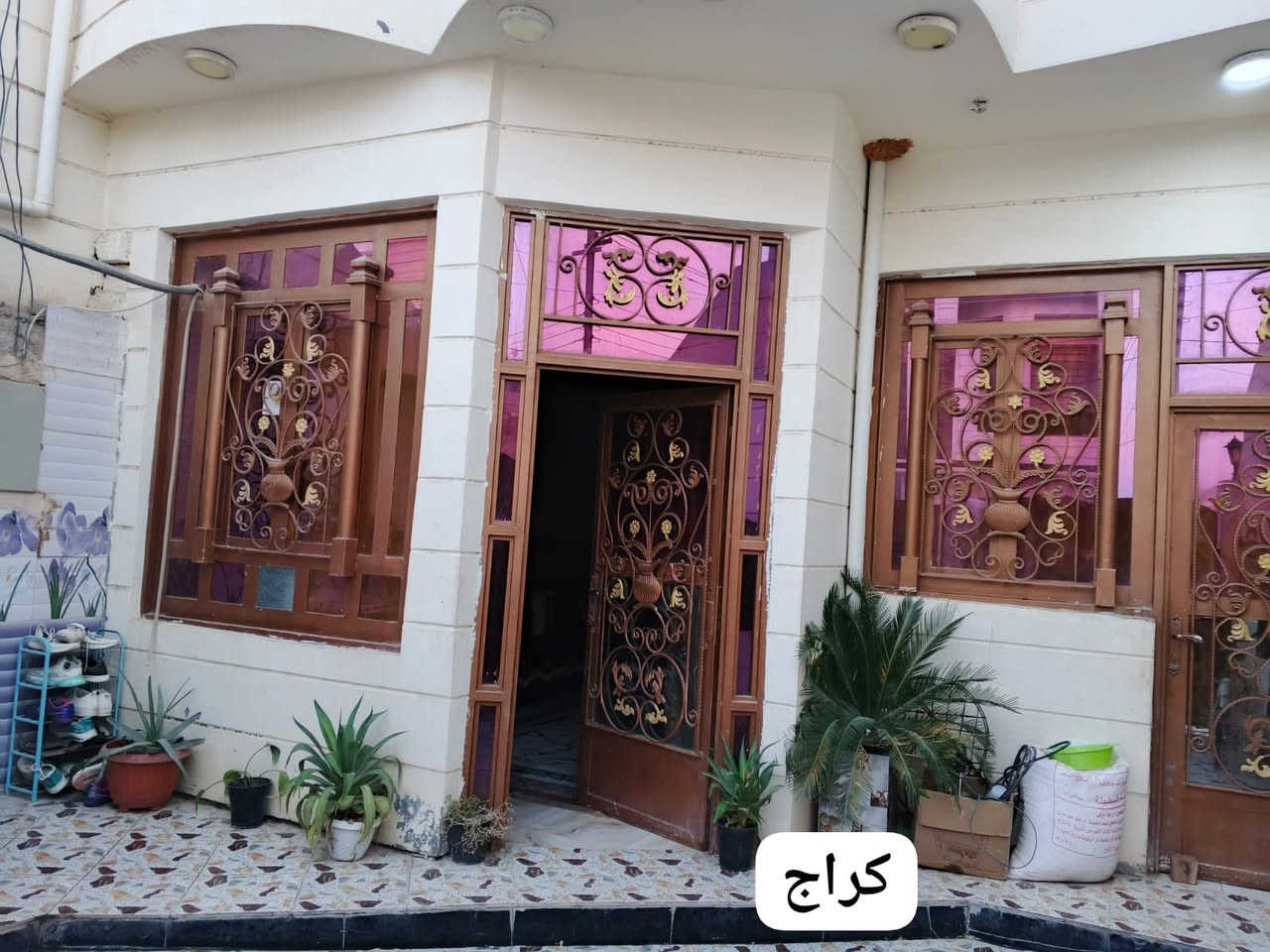 بيت للبيع فى حي الجامعه خلف شارع خمسين.مساحه ١٢٥.قاطين بناء حلو وحديث بورسلين ارضيه وجدران سيراميك.مطبخ حار وبارد واستقبال وصاله وغرفه وحمام.ومنور وحمام.قاط ثاني غرفتين ومطبخ.وحمامين.وسطحين. نزال ٢٠واجهه ٦وربع *********** مكتب البيت الذهبي شارع المكاتب دوانم المعمل  @@@
