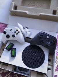 اكسبوكس سيريس S  مع كامل ملحقاتة بالاضافة جوستك ثاني  مع شتراك كيم باس...