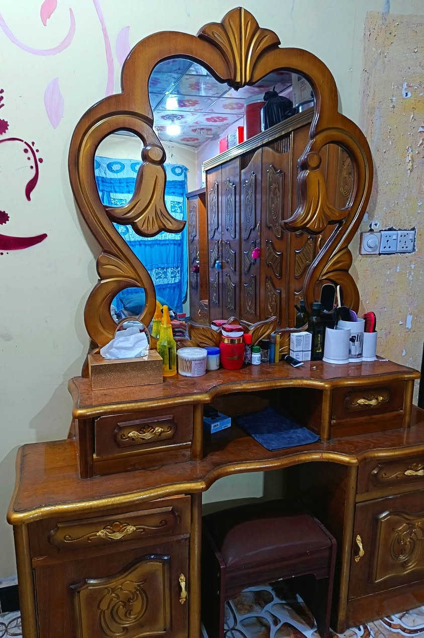 سلام عليكم غرفه نوم أخشاب نضيفه حلوه سعر 600 وبيها مجال رقم للتواصل ***********

