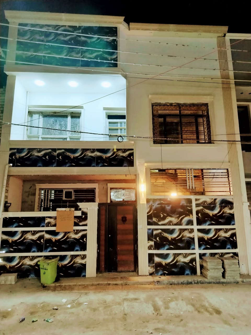 دار للبيع 80 متر مسلح سند 25  مسلح طابقين
بناء طابوق جمهوري… . وكل الخدمات موجوده…
يحتوي علئ صاله و3 غرف نوم  ومطبخ وخدمات صحيه   ودرج وبيتونه بيت حلو بل عافيه عل ياخذه بيت جميل والله وسعره مناسب الطابق الثاني بي بعض النواقص الفديو يمك وشوف مراح انضم عليكم اي شي
السعر 64  م وجاهزه للسكن وخير من الله
العنوان السريدات القديمه بدايه مربع 3
للتواصل مكتب الفرات للعقار باداره عدنان الباشا
للتواصل *********** التوفيق للجميع
