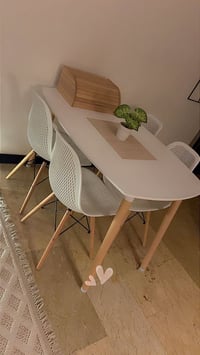 ميز طعام أربعة كراسي جديد جدا للبيع بسعر 125000 للاتصال 07727302730