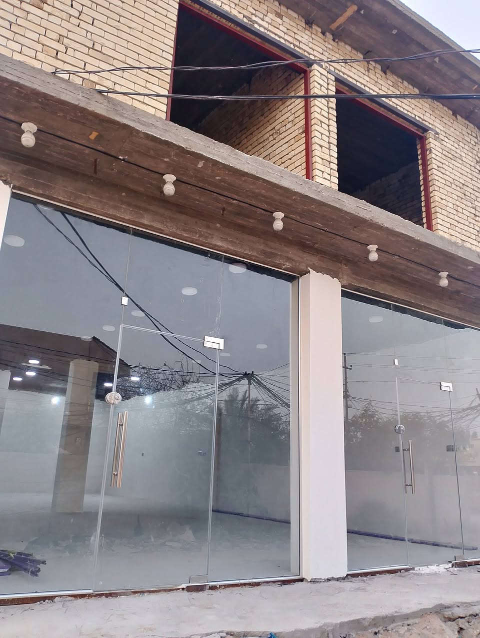 السلام عليكم بناية تجارية للبيع محلات 2 وشقه هيكل طابق ثاني مساحة 100 متر كربلاء الحر منطقة اليسار  مقابل المستشفى التركي السعر 80 مع المجال علما اخوان يساري فقط ***********
