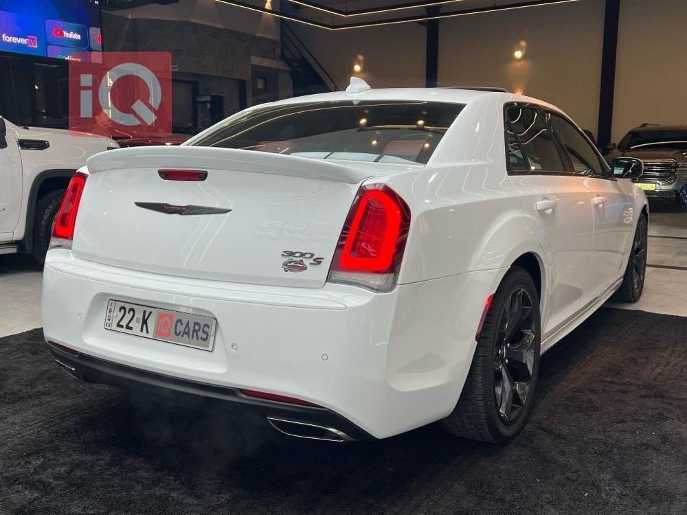 كرايسلر (اوباما) ريد اديشن 1/1
الموديل : 2021 . (كندي) . 
العداد :54
المحرك : V6 . 3.6L . 
المواصفات :
*  پانوراما . 
* رادار امامي مع مانع تصادم . 
* تحذير الخروج عن المسار . 
* نقطة عمياء . 
* مصابيح امامية زنون مع LED . 
* ويل قياس 20 أنج . 
* حساسات مع مانع تصادم خلفي . 
* بردة خلفية كهربائية . 
* شاشه كبيرة مع نظام ملاحة نفكيشن GPS .
* سستم صوت الپاين مع سماعات بريميوم ودمام بلصندوق.
* مقاعد أمامية كهربائية عدد 2 . 
* ذاكرة لحفظ وضعيات الجلوس (ميموري) . 
* مقاعد أمامية تبريد وتدفئة . 
* مقاعد خلفية تدفئة . 
* تشغيل عن بعد . 
* ستيرن كهربائي . 
* تدفئة ستيرن . 
* محدد سرعة . 
* تلفون بلوتوث . 
* كاميرا خلفية .
* مرايا متحسسة للاضاءة العالية .
* كير شفتر بالستيرن . 
* دخول ذكي (بصمة) .
بدون صبغ 
هزة وسنوية جديد
رقم اربيل انكليزي
مكان السياره موصل
 رقم***********   *********** سعره (360)مجال بصيط بيع فقط نقد بدون مراوس
