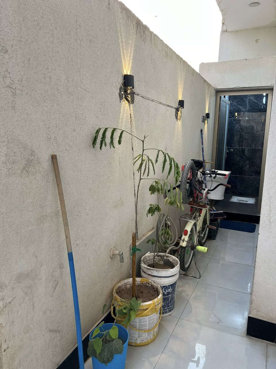 سلام عليكم تفاصيل البيت ناصريه قرب جامعة ذي قار  الصخين على الحولي (زراعي)
بناء طابوك +صب كونكريت سقف + رباط ارضي  
غرفه 1 نضام سويت +غرفه 2 نضام منور + صاله + حمامات داخليه + خارجيه+منور + مطبخ + استقبال 
المساحه 150 متر + الجداري كله لوح + الارضي بورسلين بيبان وشبابك تفصال تأسيس ماي مجاري سمارت بيت كلش مرتب ومتعوب علي كافة الخدمات متوفره 
بوري الماي بلباب المدارس مسافة دقيقتين ثاني بيت ع الحولي شارعه مفروش سبيس 
البيت كامل مكمل الاستفسار بيع مستعجل *********** البيت فول مواصفات جاهز للسكن
