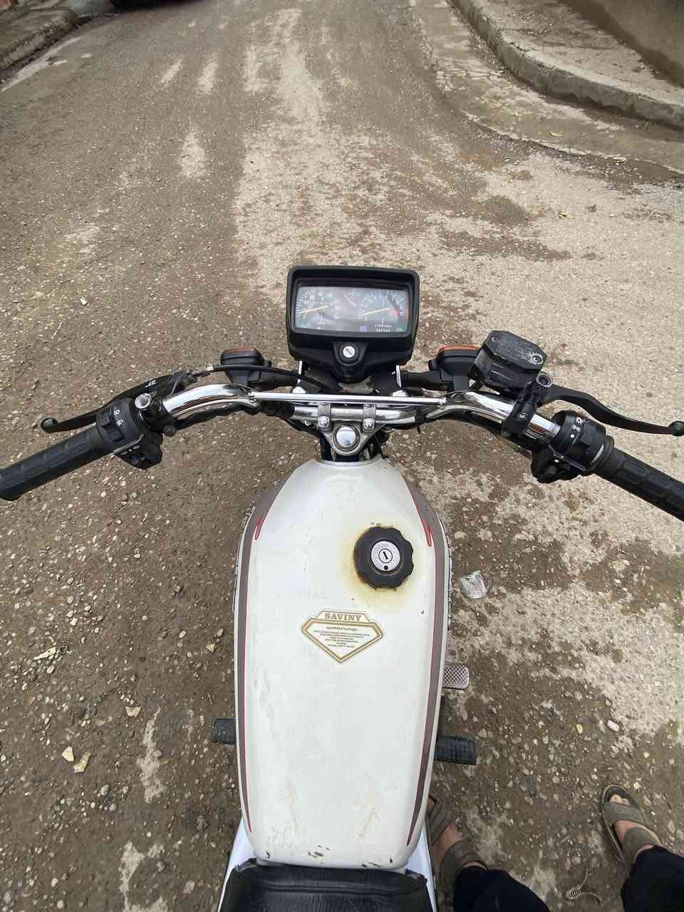 السلام عليكم دراجة سيفان 5 كير موديل 2021 الدراجة نضيفة خير من الله على وضع الشركة محرك ما مفتوح الدراجة استخدام شخصي وجانت مضمومة اوراق كامل الدراجة كاملة من كلشي كهربائيات بريكات شرط بلادية  محرك صوت شركة صلنصة كاتم جديدة للاستفسار اتصل           (***********)
