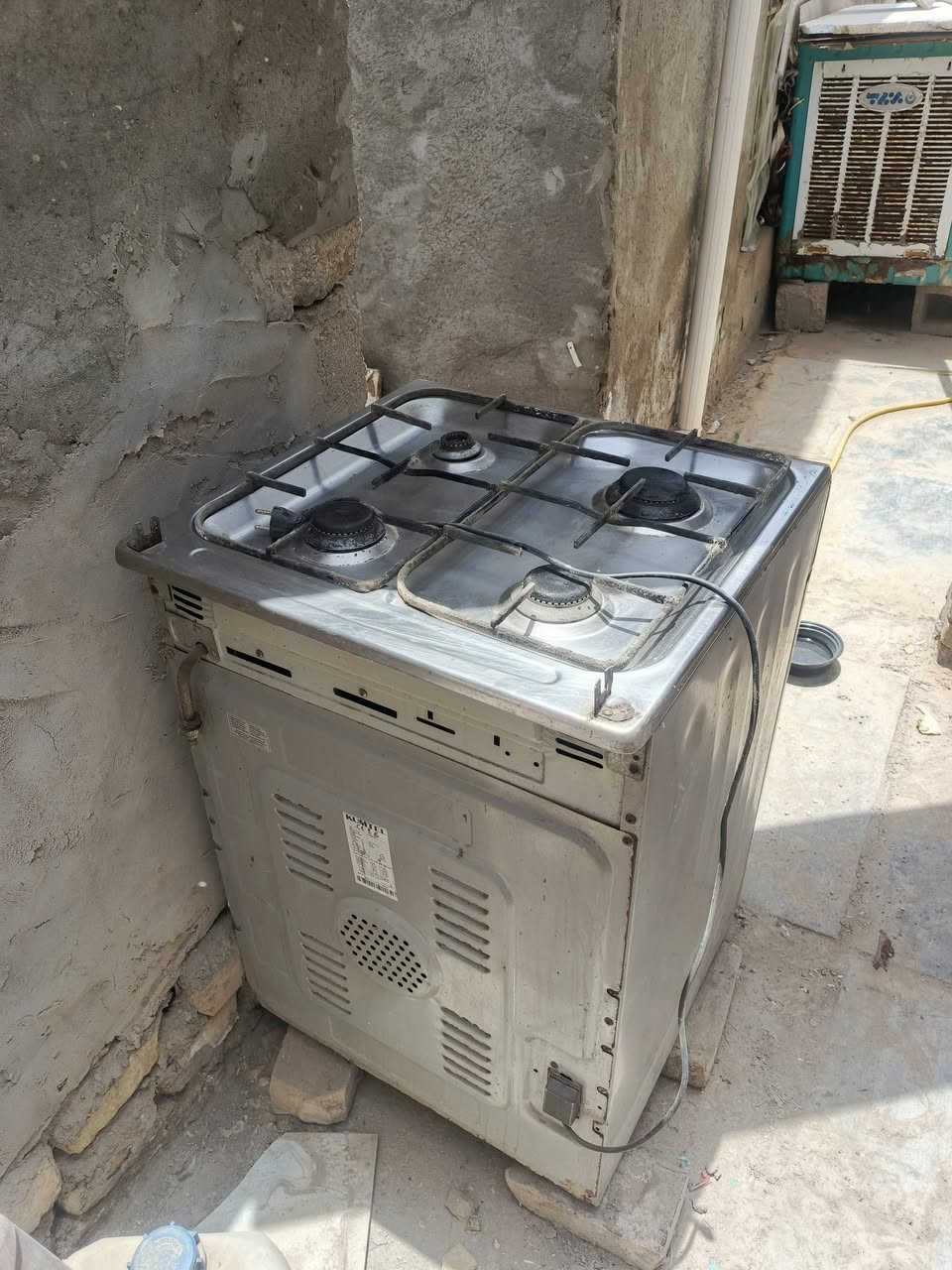 طباخ البيع نضيف ما بي شي بس متروك كلشي شغال بي من
فرن كلشي يريد بس غسله زينه سعره 150 

رقمي  ***********
