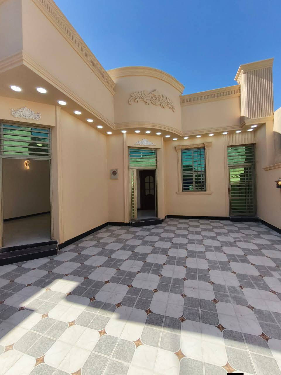 اسعد الله اوقاتكم بكل خير 🔷 
احبتي الكرام 
عن توفر دار سكن البيع المساحه 225متر 👌🏼
طابو زراعي عراقي وكاله ونسخه من الطابو ◼️ 
البيت جديد وفارق وجاهز السكن طبعن ما شاء الله البيت تحفه فنيه🛑
البيت يحتوي علا 
2قرف منام 
وصاله
وديوان 
ومطبخ
وصحيات داخلي وخارجي 🛑 
وكراج سياره 🔷
عنون البيت البصره ابو الخصيب شارع طريق الصحرا
وسعر هذه البيت 125اوبي مجال بسيط🔷🔷
باقي الستفسار علا الرقم 
***********
***********
