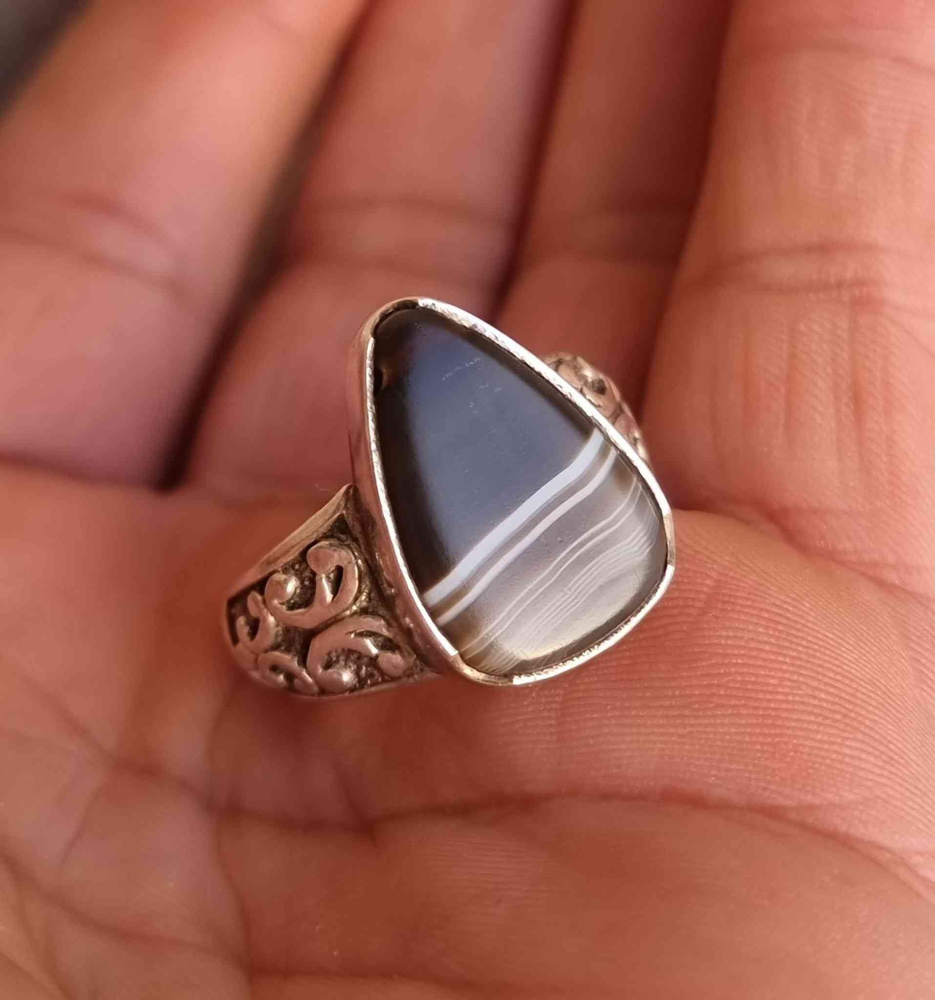 دلوة جزع يماني قديم مثقوب ثقب استندار بصياغه يدويه ثقيله للبيع مكاني بغداد يوجد توصيل إلى جميع المحافظات للبيع فقط فقط أحبتي الغوالي ما اراوس بس ابيع 
***********
