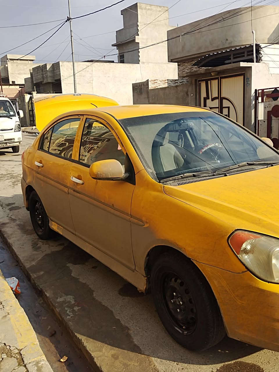 اكسنت فيرنا 2010 
سياره فول مناقصها شي 
ضررها خلف باب وره باب السكن فقط 
وتلقيطات تكسي 
شرط تحويل ووكاله دفتر بانزين 
السعر 85 
موصل اليرموك 
***********
