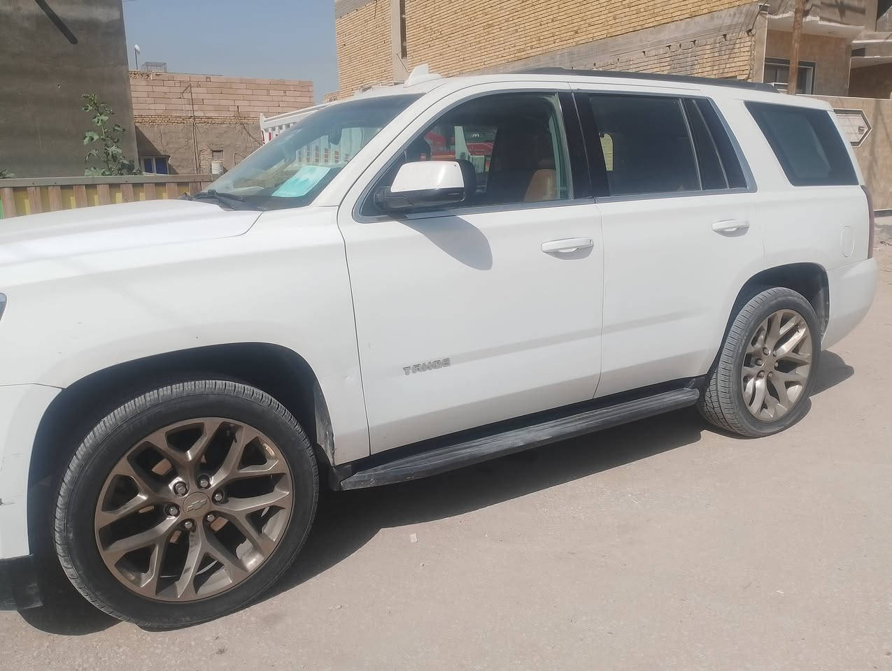 تاهو ابيض اللون نظيفه 2017 اصل حاوية بدون كص ولا فتح مكينة   متومة نكليزي طبق الاصل مع رقم اتعهد من الكص والسرقة والعشائر  العنوان الناصريه   سعر 150 بيهة مجال كلش قليل *********** او مرواس بصولي جارجر او اوباما
