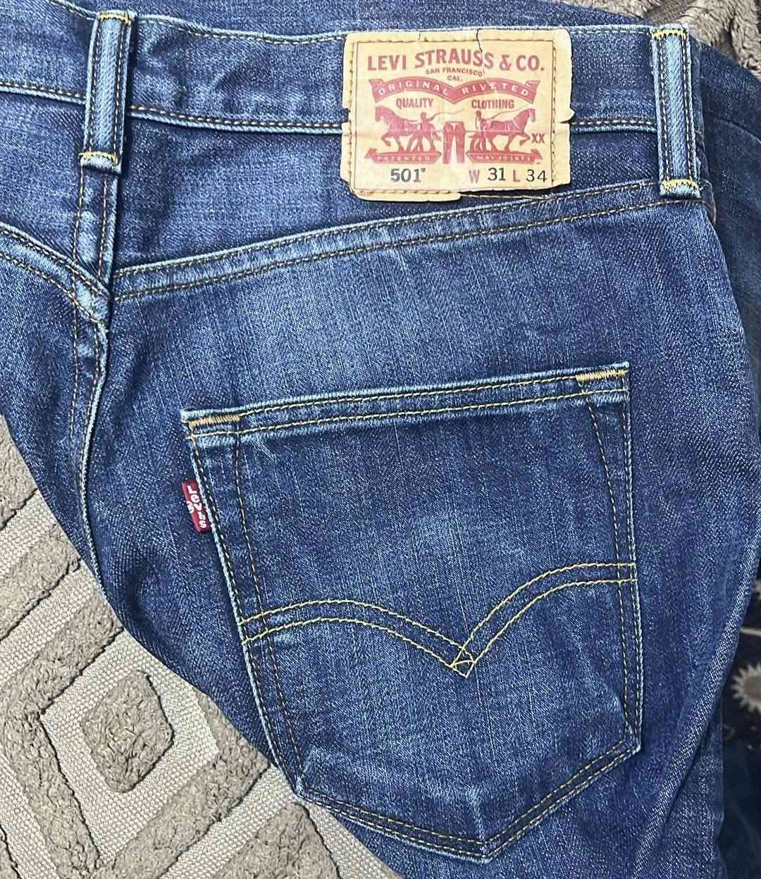 بناطير Levi’s اصلية مستخدمة و غير مستخدمة
القياسات مو هواي من 28 ل 31 
اما عن الطول اقصر واحد بيهن طوله 106
القصة كلهن Straight Leg 

التواصل ومعرفة الاسعار على الخاص فقط ويوجد توصيل لجميع محافظات العراق


**إذا كنت صاحب هذا الإعلان وتريد حذفه لأي سبب، رجاءا أرسل رسالة إلى الدعم الفني**